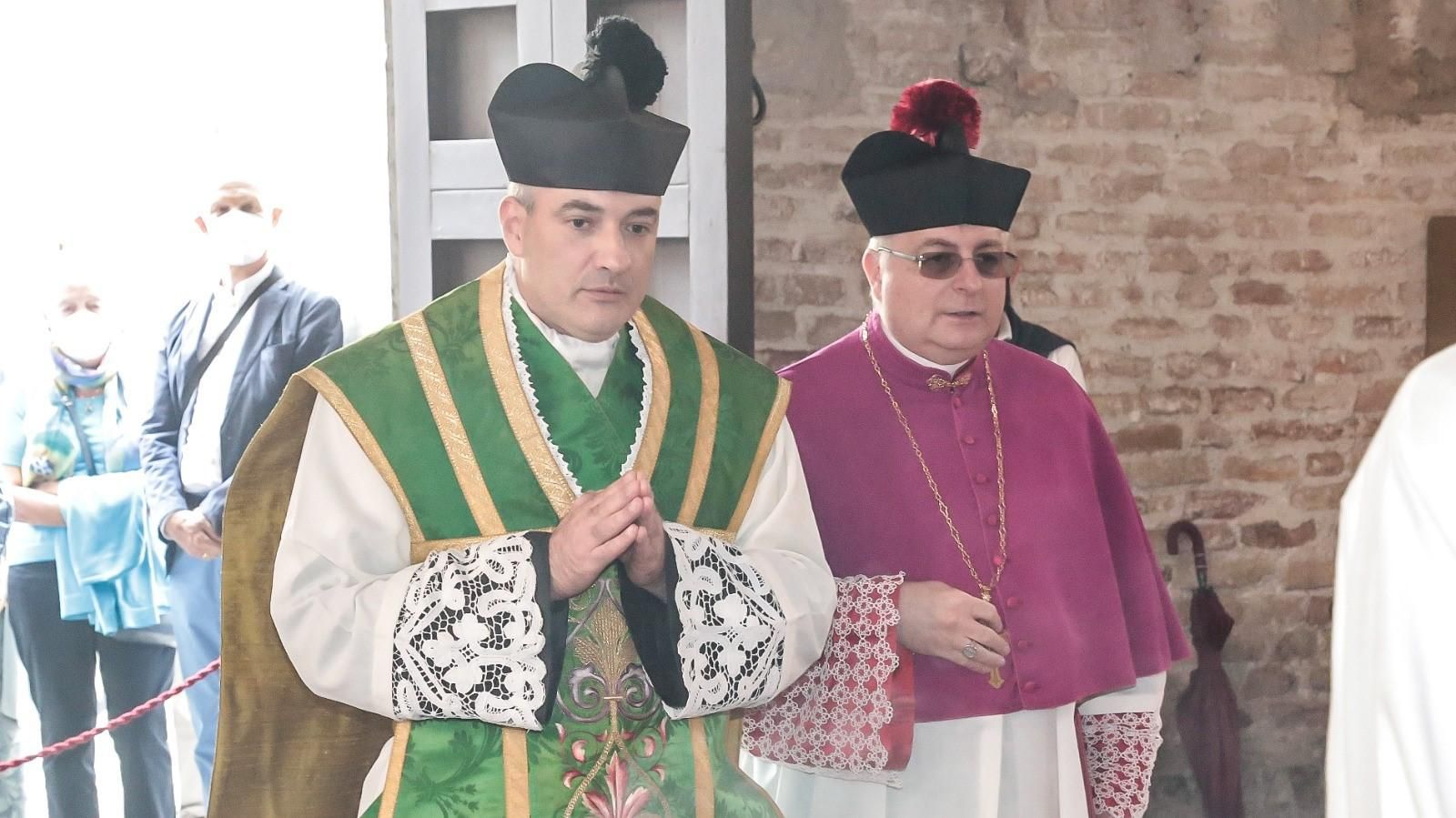 Immagine per Don Nadir saluta Grado dopo 12 anni, applausi e commozione